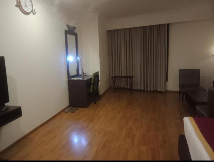 Blossom Vashishtha - Free Lunch Or Dinner- Free Breakfast Hotel Hyderabad