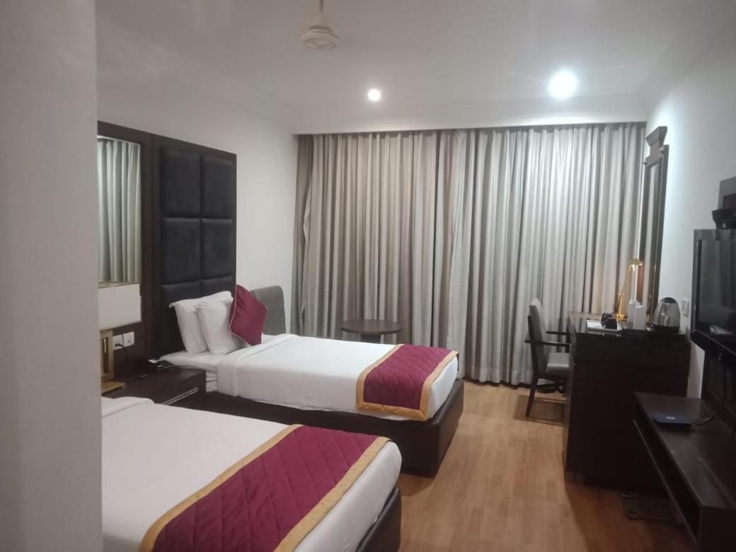Blossom Vashishtha - Free Lunch Or Dinner- Free Breakfast Hotel