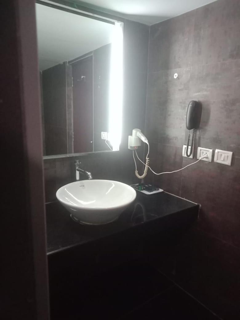 Blossom Vashishtha - Free Lunch Or Dinner- Free Breakfast Hotel