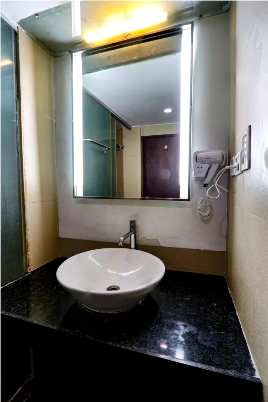 Blossom Vashishtha - Free Lunch Or Dinner- Free Breakfast 3* Hyderabad