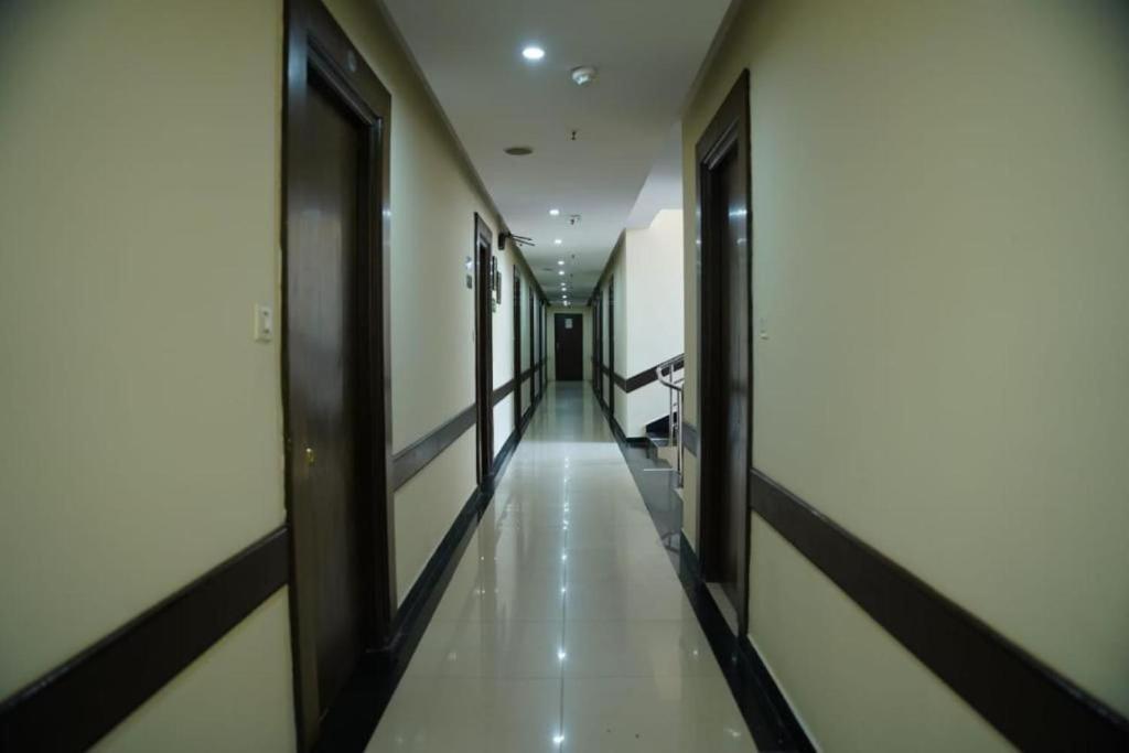 Blossom Vashishtha - Free Lunch Or Dinner- Free Breakfast Hotel 3*