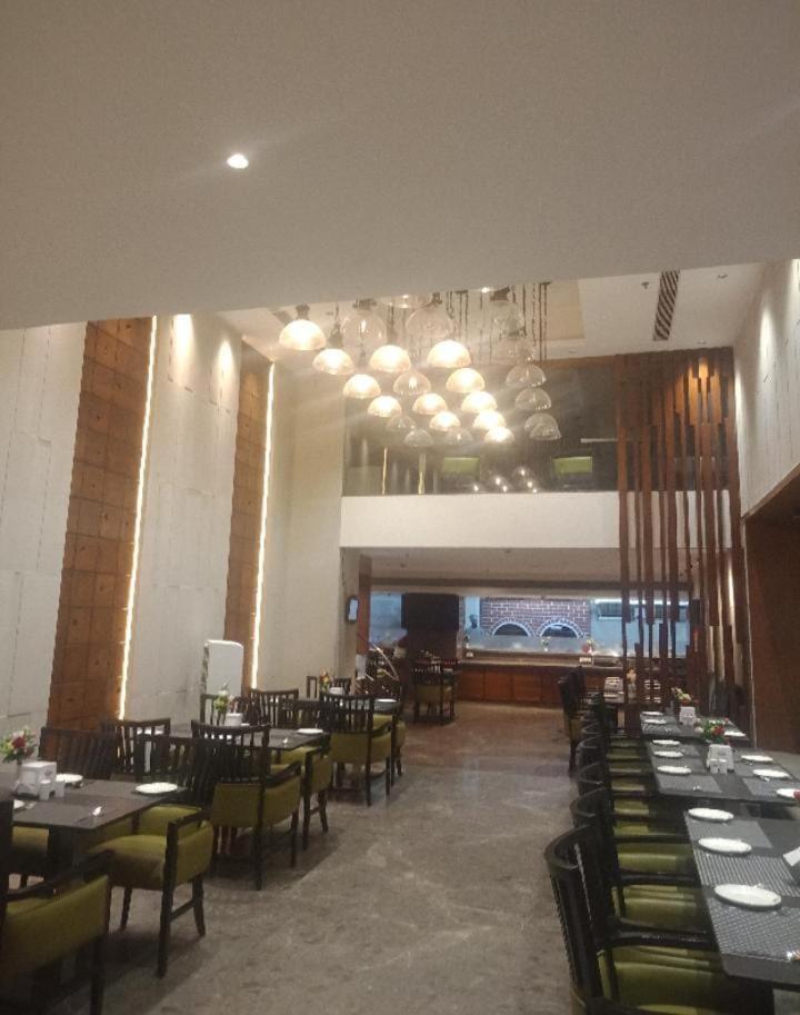 Blossom Vashishtha - Free Lunch Or Dinner- Free Breakfast 3* Hyderabad
