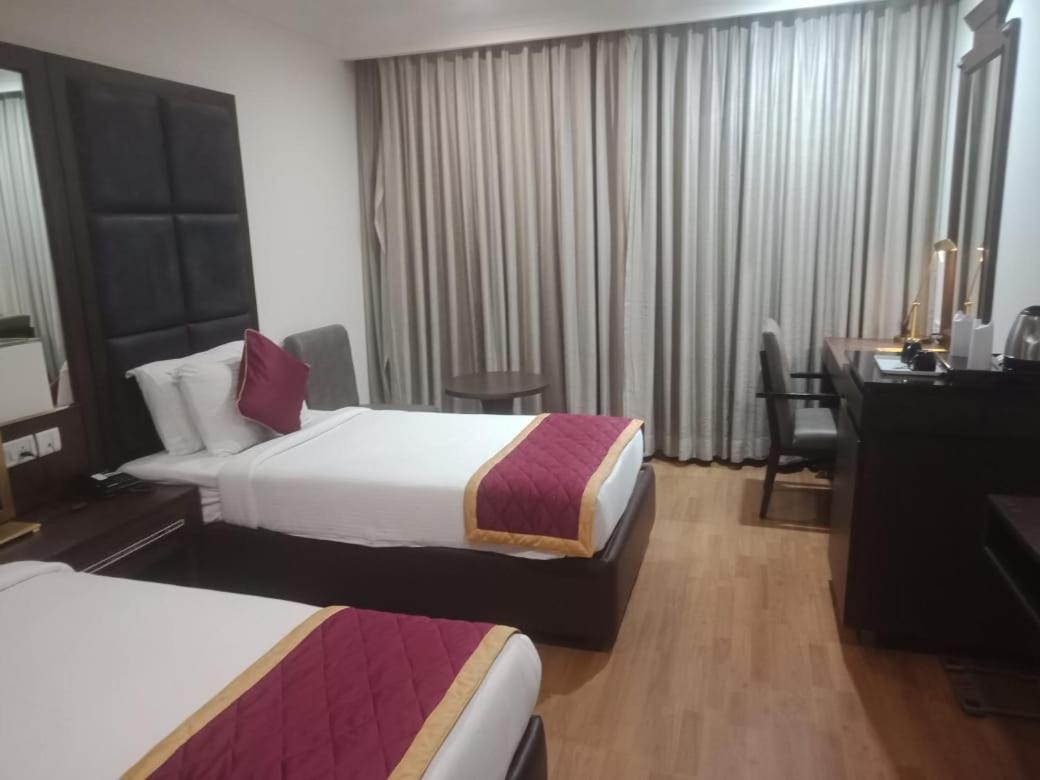 Blossom Vashishtha - Free Lunch Or Dinner- Free Breakfast 3*