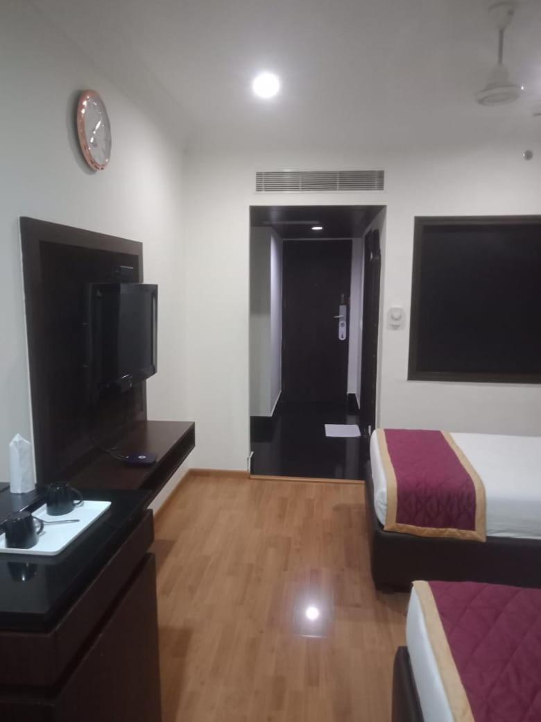 Blossom Vashishtha - Free Lunch Or Dinner- Free Breakfast Hotel Hyderabad