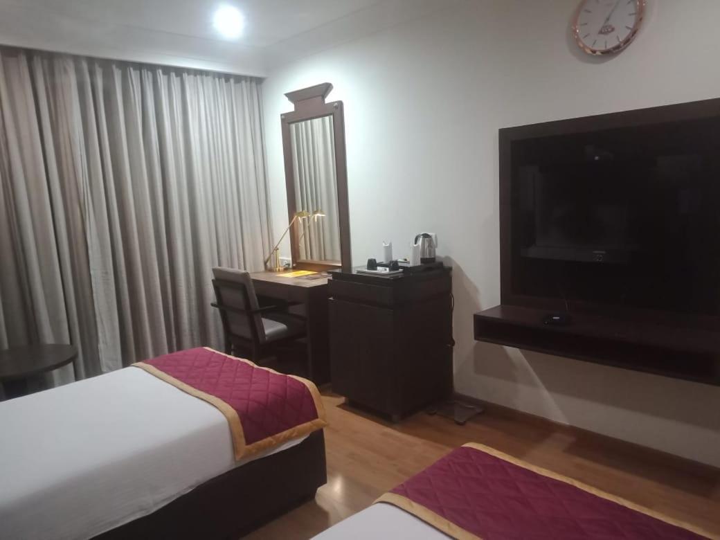 Blossom Vashishtha - Free Lunch Or Dinner- Free Breakfast Hotel 3*