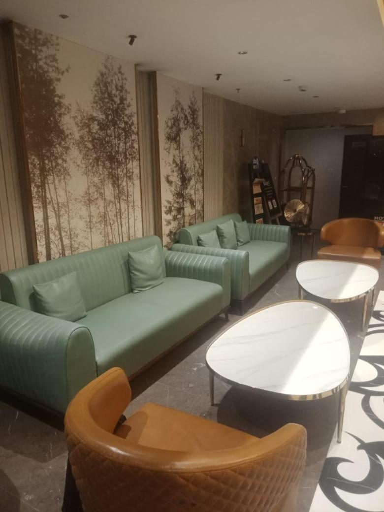Blossom Vashishtha - Free Lunch Or Dinner- Free Breakfast Hotel Hyderabad