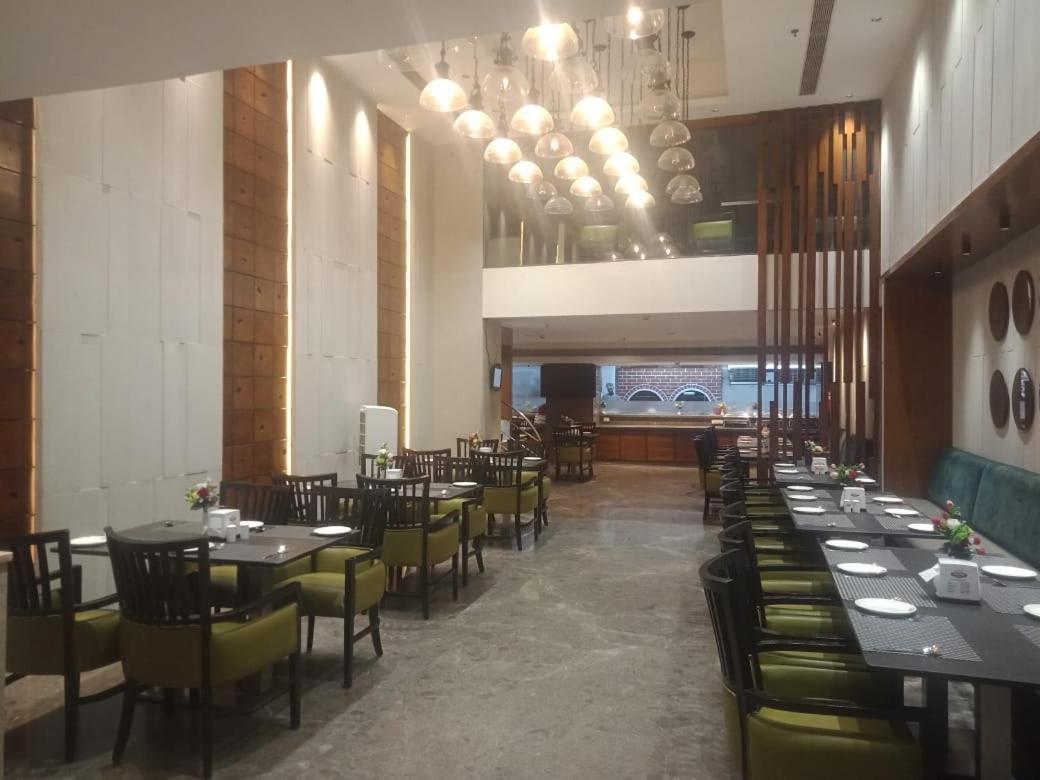 Blossom Vashishtha - Free Lunch Or Dinner- Free Breakfast 3*
