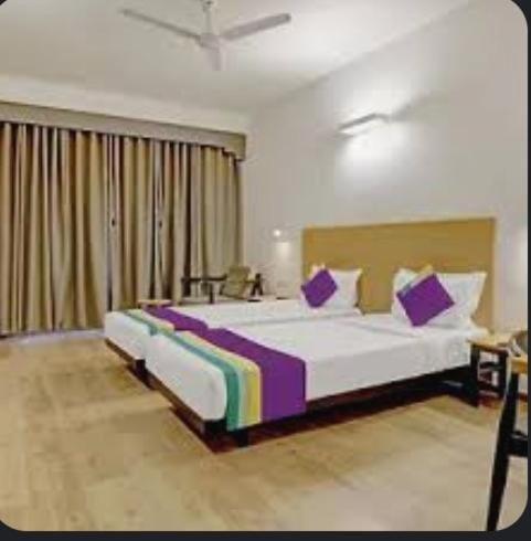 Blossom Vashishtha - Free Lunch Or Dinner- Free Breakfast
