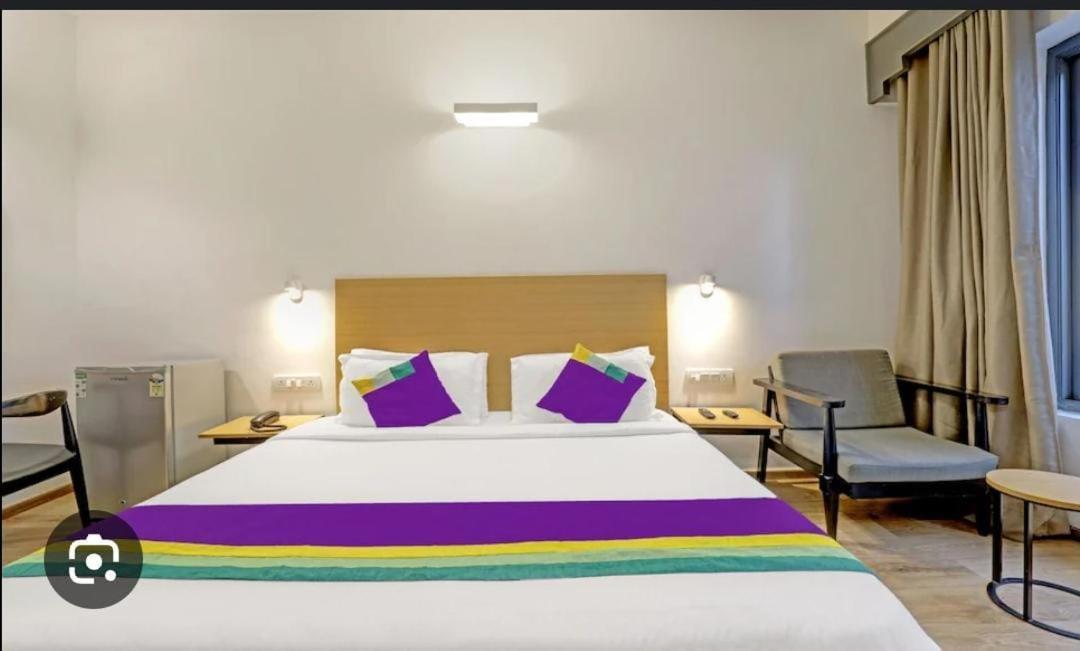 Blossom Vashishtha - Free Lunch Or Dinner- Free Breakfast 3* Hyderabad