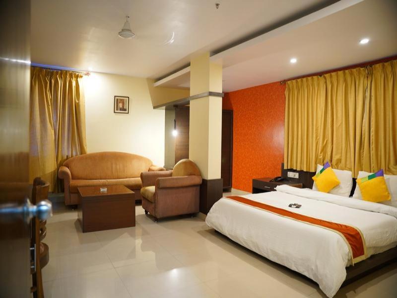 Blossom Vashishtha - Free Lunch Or Dinner- Free Breakfast 3* Hyderabad