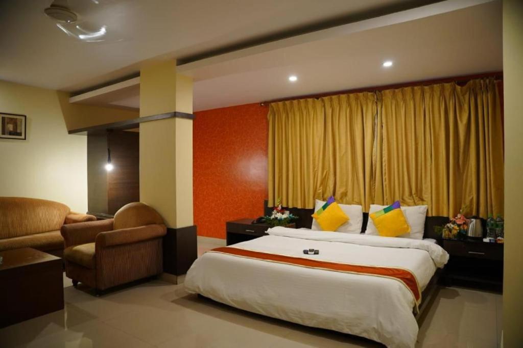 Blossom Vashishtha - Free Lunch Or Dinner- Free Breakfast