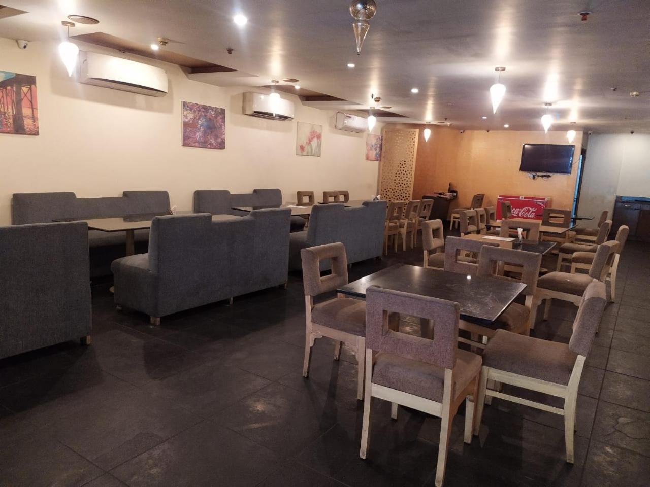 Blossom Vashishtha - Free Lunch Or Dinner- Free Breakfast
