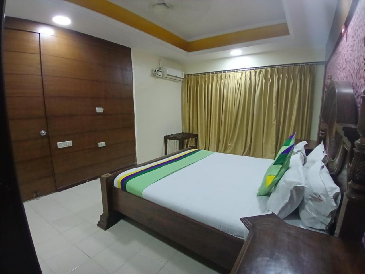 Blossom Vashishtha - Free Lunch Or Dinner- Free Breakfast 3* Hyderabad