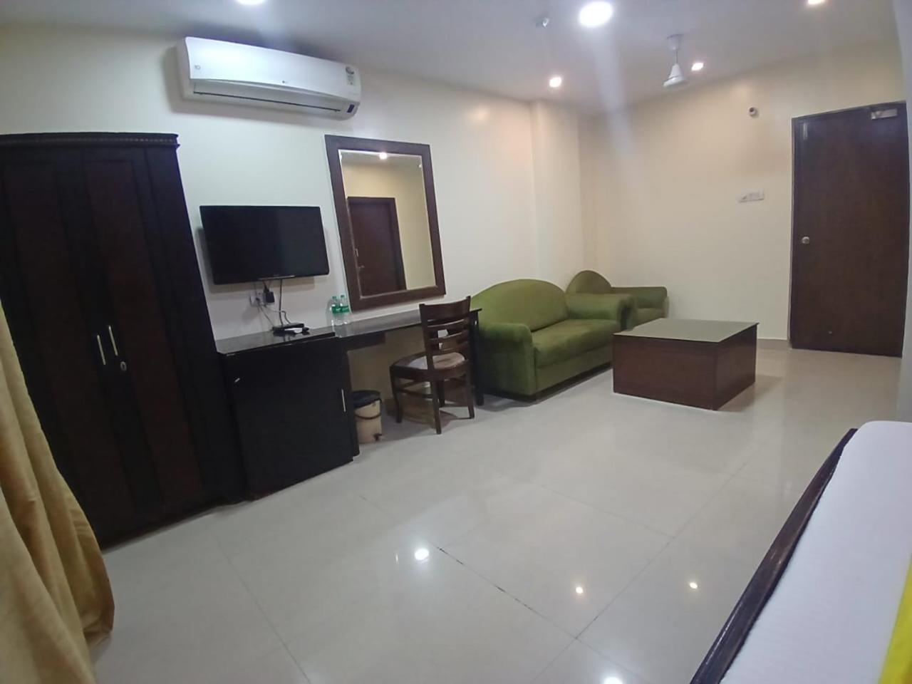 Blossom Vashishtha - Free Lunch Or Dinner- Free Breakfast Hotel 3*