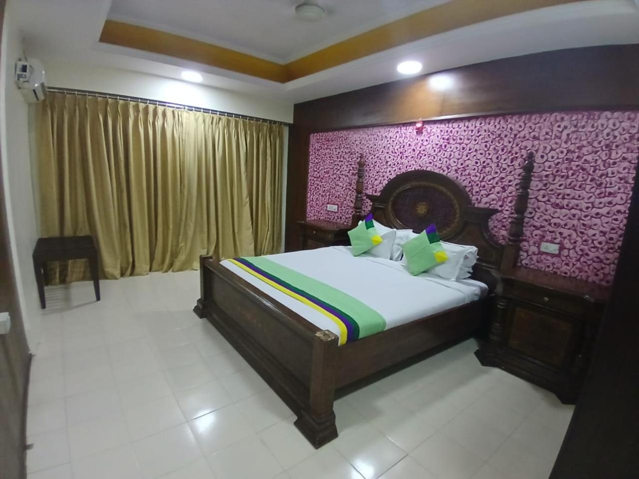 Blossom Vashishtha - Free Lunch Or Dinner- Free Breakfast Hotel Hyderabad