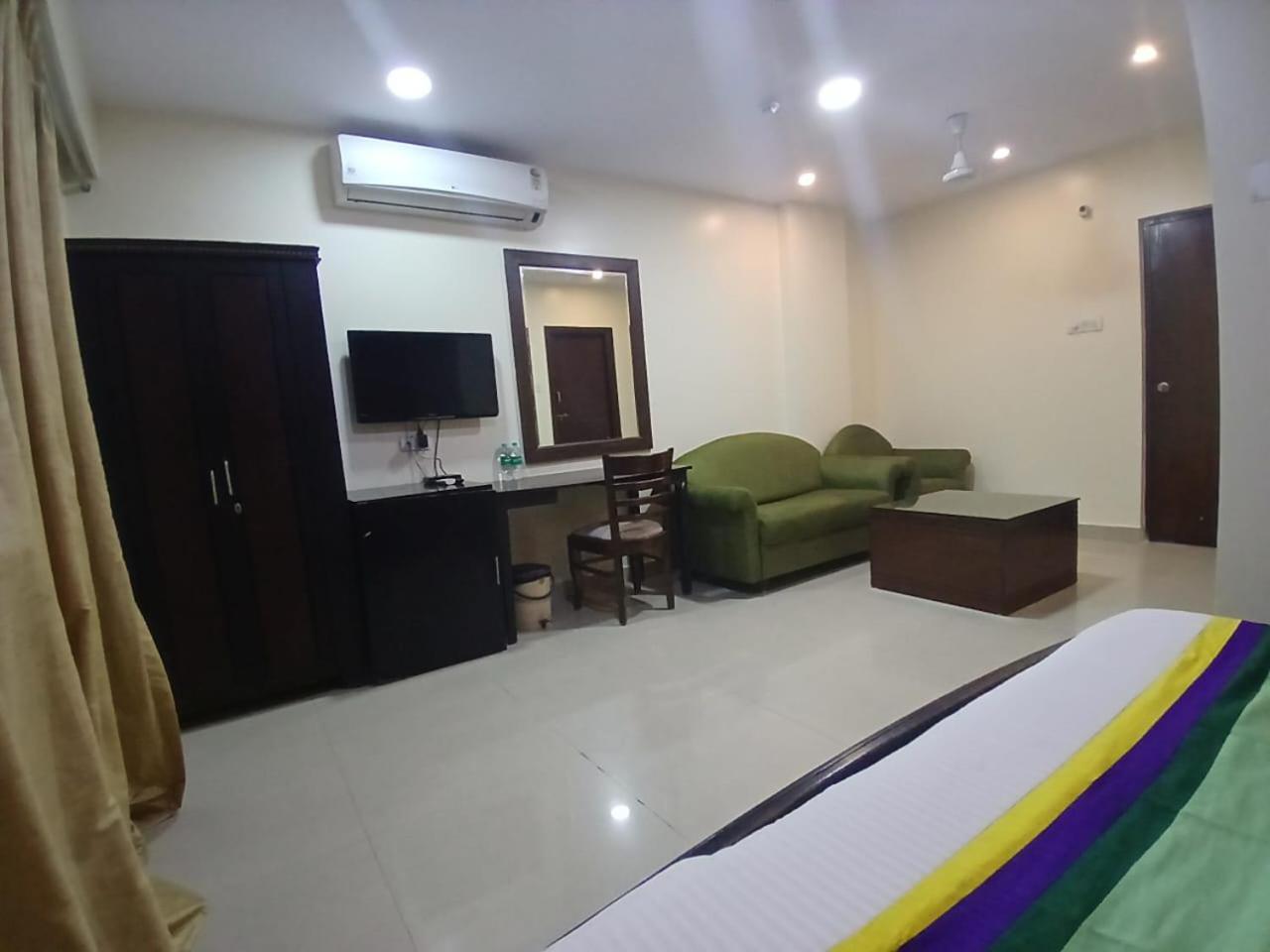 Blossom Vashishtha - Free Lunch Or Dinner- Free Breakfast 3*