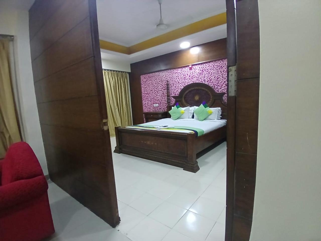 Blossom Vashishtha - Free Lunch Or Dinner- Free Breakfast Hotel Hyderabad