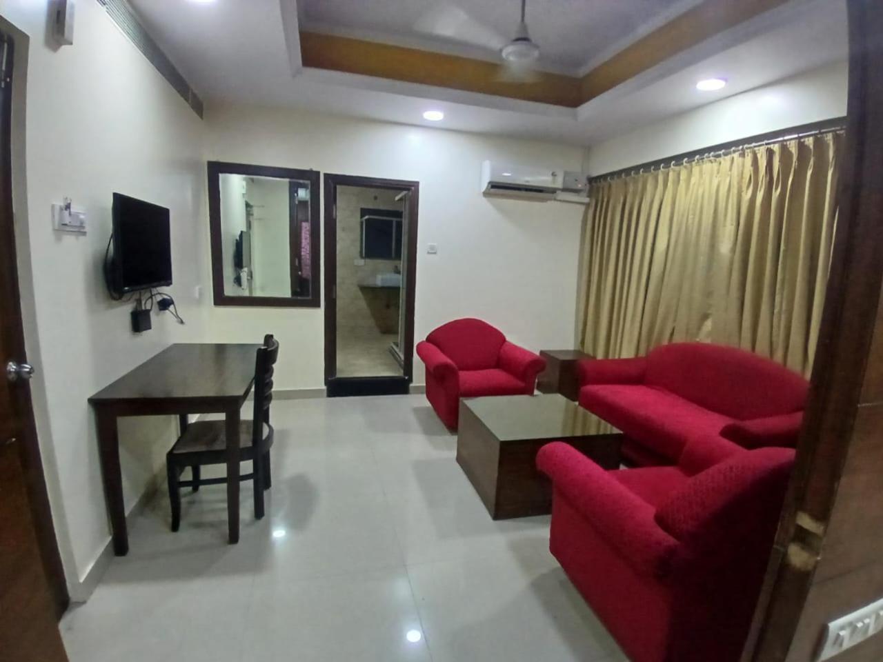 Blossom Vashishtha - Free Lunch Or Dinner- Free Breakfast Hyderabad